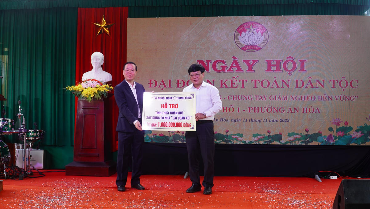 Thường trực Ban Bí thư Võ Văn Thưởng trao bảng tượng trưng hỗ trợ tỉnh Thừa Thiên - Huế 20 ngôi nhà Đại đoàn kết.
