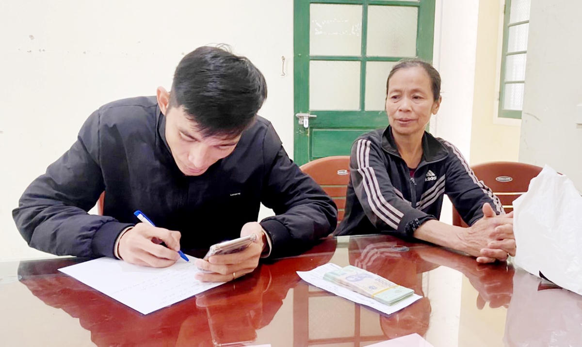 Bà Cù Thị Phượng hoàn tất thủ tục trả lại 1.000 euro cho ngân hàng Sacombank tại Hà Tĩnh. 