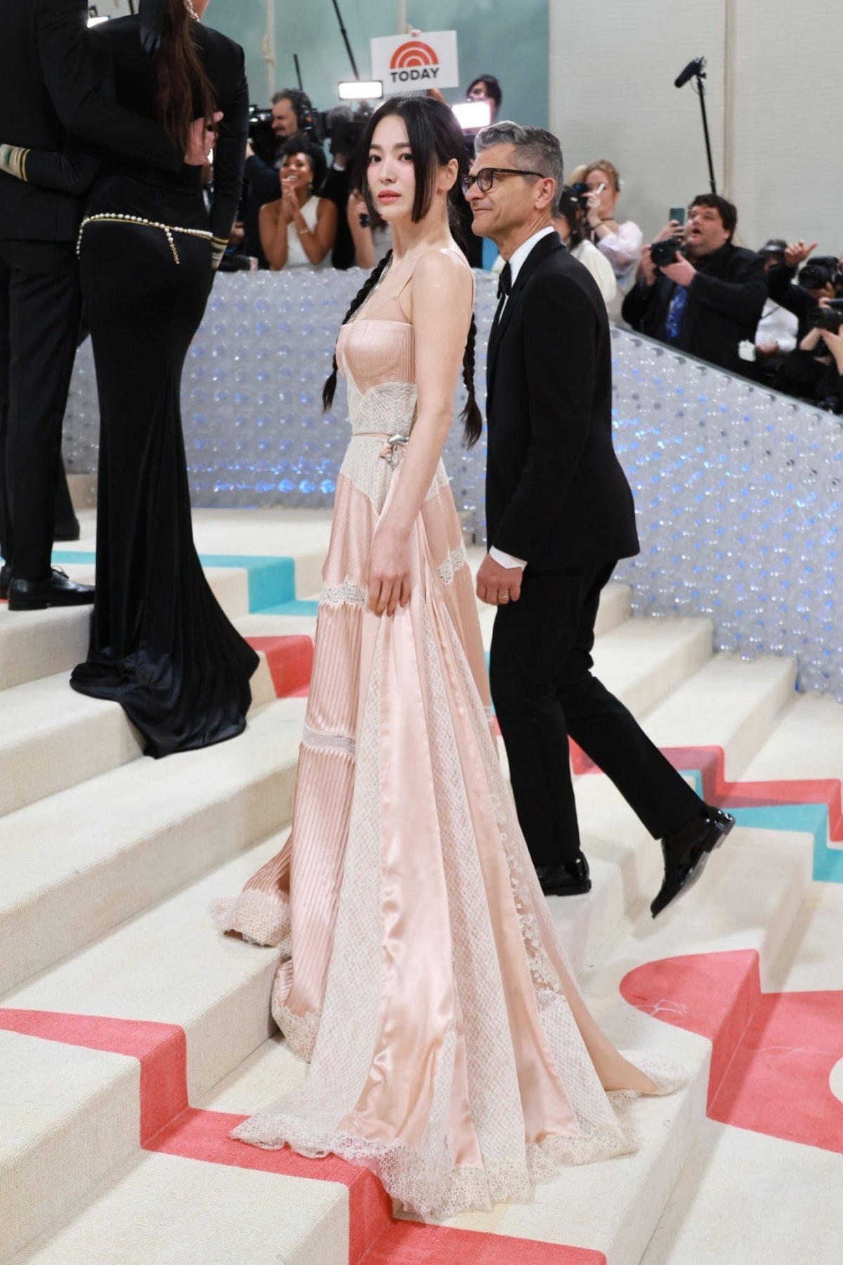 Song Hye Kyo gây chú ý khi lần đầu dự sự kiện thời trang lớn nhất thế giới. Cô là một trong những bóng hồng thu hút sự chú ý của truyền thông trong bữa tiệc của giới thời trang. 