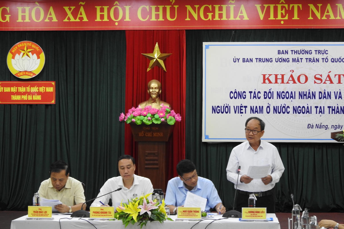 Phó Chủ tịch Ủy ban MTTQ Việt Nam TP Đà Nẵng Dương Đình Liễu báo cáo kết quả công tác ĐNDN và NVNONN với Đoàn khảo sát. Ảnh: Thanh Tùng.