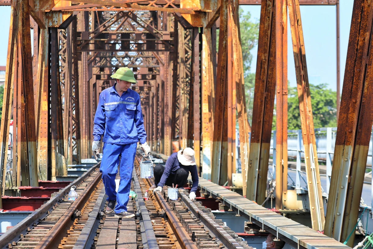 “Đây là công việc thường ngày thôi, duy tu cầu cho đảm bảo an toàn nên nắng vẫn phải làm, để còn nhanh hoàn thành”, anh Thuỷ nói.