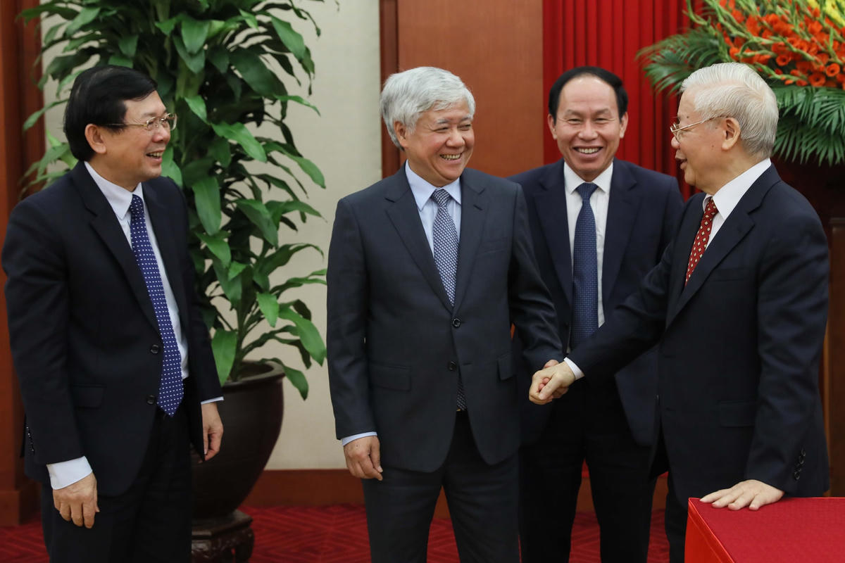 Tổng Bí thư Nguyễn Phú Trọng và các vị trong Ban Thường trực UBTƯ MTTQ Việt Nam. Ảnh: Quang Vinh.