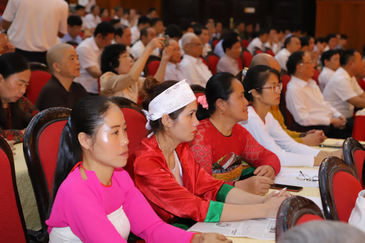 Đồng bào các dân tộc thiểu số tham dự hội nghị...