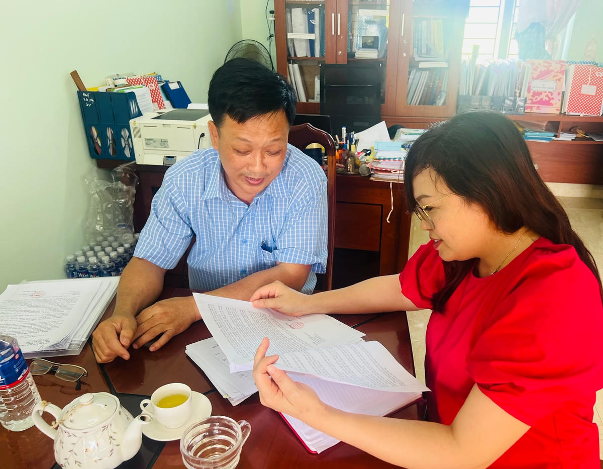Phóng viên làm việc với ông Trần Văn Sơn, Hiệu trưởng Trường Tiểu học và Trung học cơ sở Ama Trang Lơng.