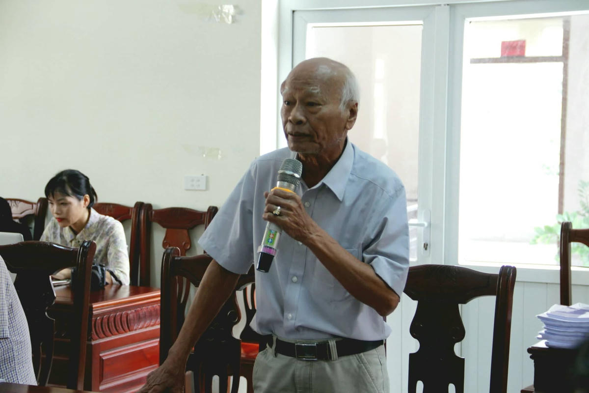 Ông Trương Công Anh, nguyên Trưởng ban Tuyên giáo Tỉnh ủy Nghệ An góp ý, phản biện tại hội nghị.