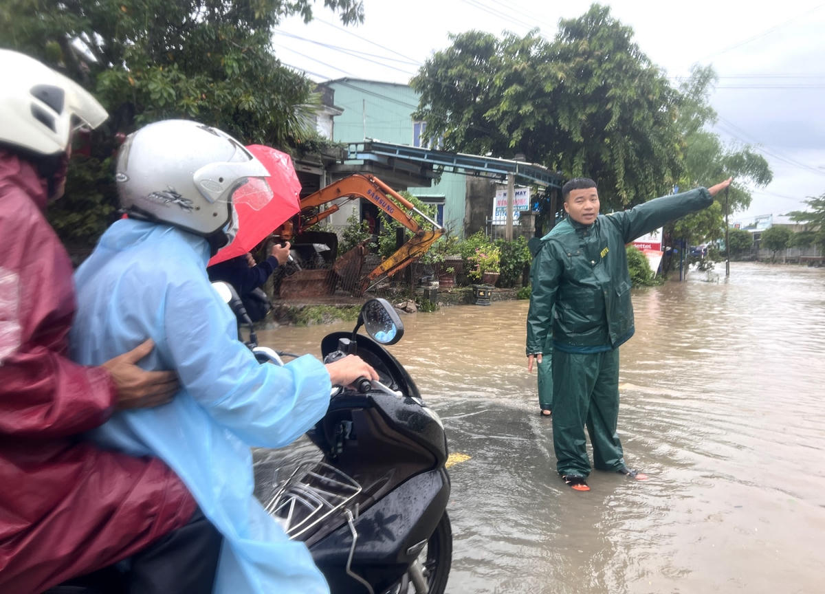 Lực lượng chức năng hướng dẫn người dân lưu thông.