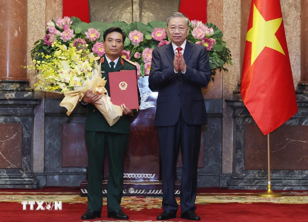 Tổng Bí thư, Chủ tịch nước Tô Lâm trao Quyết định thăng quân hàm Thượng tướng đối với Phó Tổng Tham mưu trưởng Quân đội Nhân dân Việt Nam Nguyễn Doãn Anh. (Ảnh: Lâm Khánh/TTXVN) TTXVN_2010 Tong bi thu quan ham 13.jpg