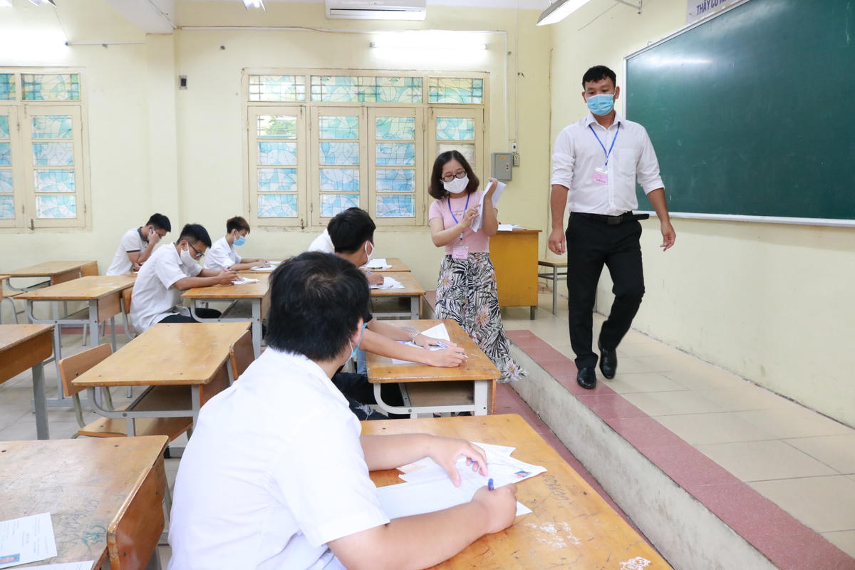 Cán bộ coi thi hướng dẫn quy chế thi cho các thí sinh tại Kỳ thi tốt nghiệp THPT năm 2020.