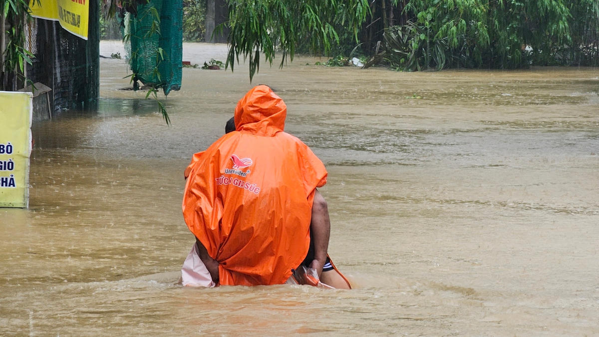 Những ngày qua, trên địa tỉnh Thừa Thiên – Huế có nơi mưa vừa, mưa to, có nơi mưa rất to. Mưa lớn  kéo dài khiến nhiều tuyến đường nước ngập sâu khiến giao thông đi lại bị chia cắt, cơ quan chức năng phải tiến hành cấm đường để đảm bảo an toàn cho người dân.