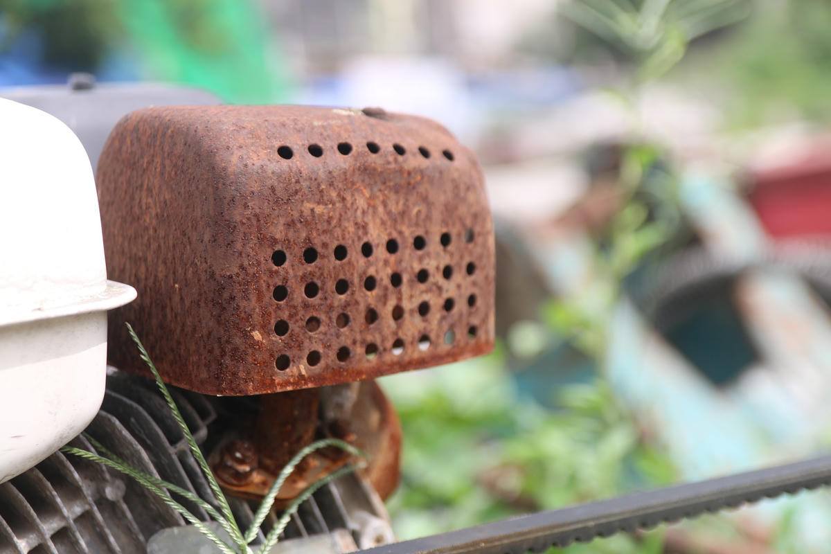 Nhiều nguyên vật liệu bị hoen gỉ do bỏ lâu ngày tại đây không được sử dụng đến.