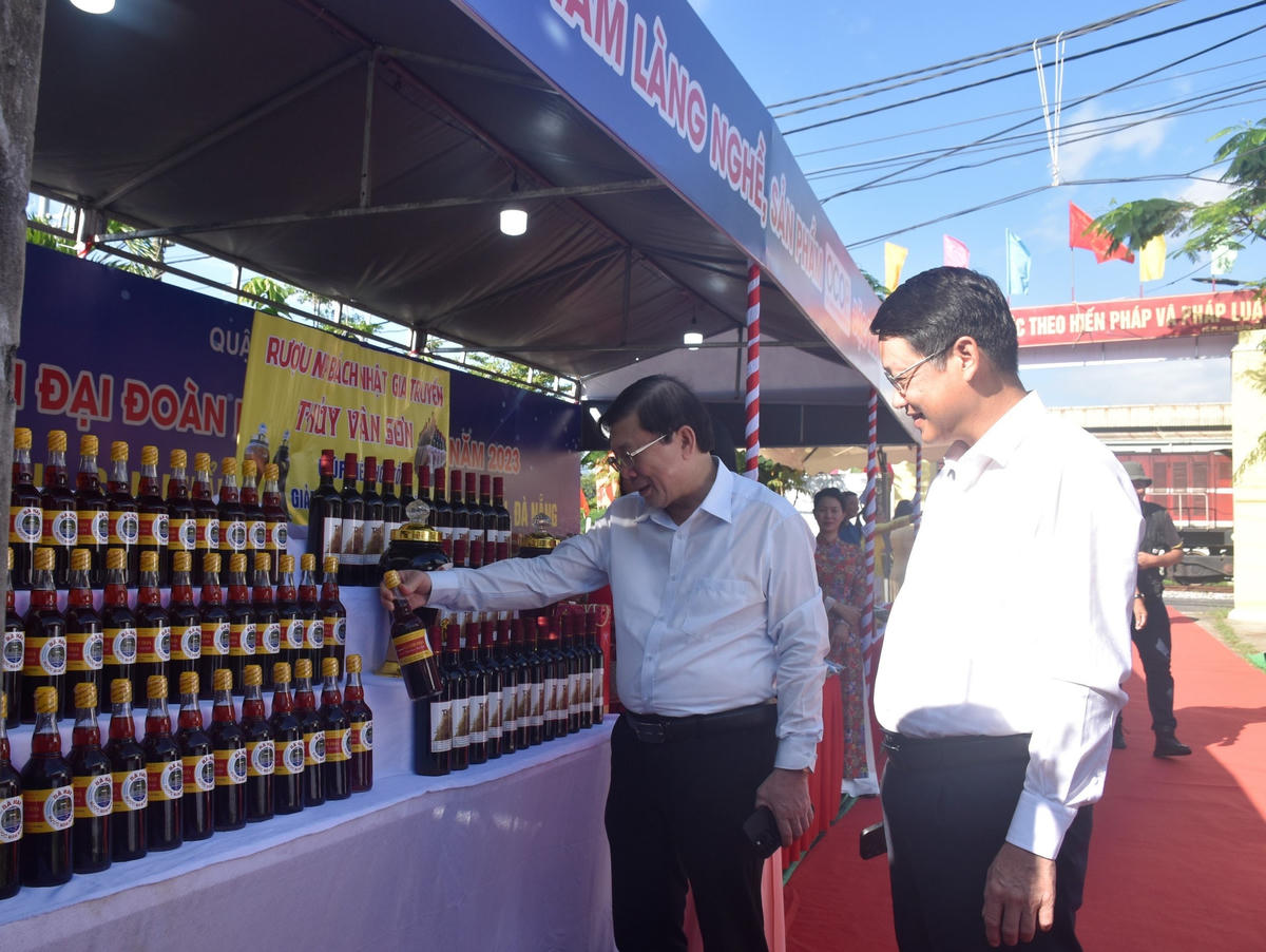 Phó Chủ tịch UBTƯ MTTQ Việt Nam Nguyễn Hữu Dũng và Chủ tịch Ủy ban MTTQ Việt Nam Ngô Xuân Thắng, thăm gian hàng ngành nghề truyền thống tại Ngày hội. Ảnh: Mặt trận Đà Nẵng.