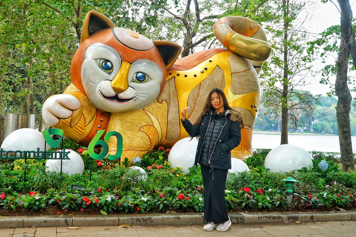 Linh vật mèo ngộ nghĩnh ở hồ Gươm thu hút nhiều người dân đến chụp ảnh