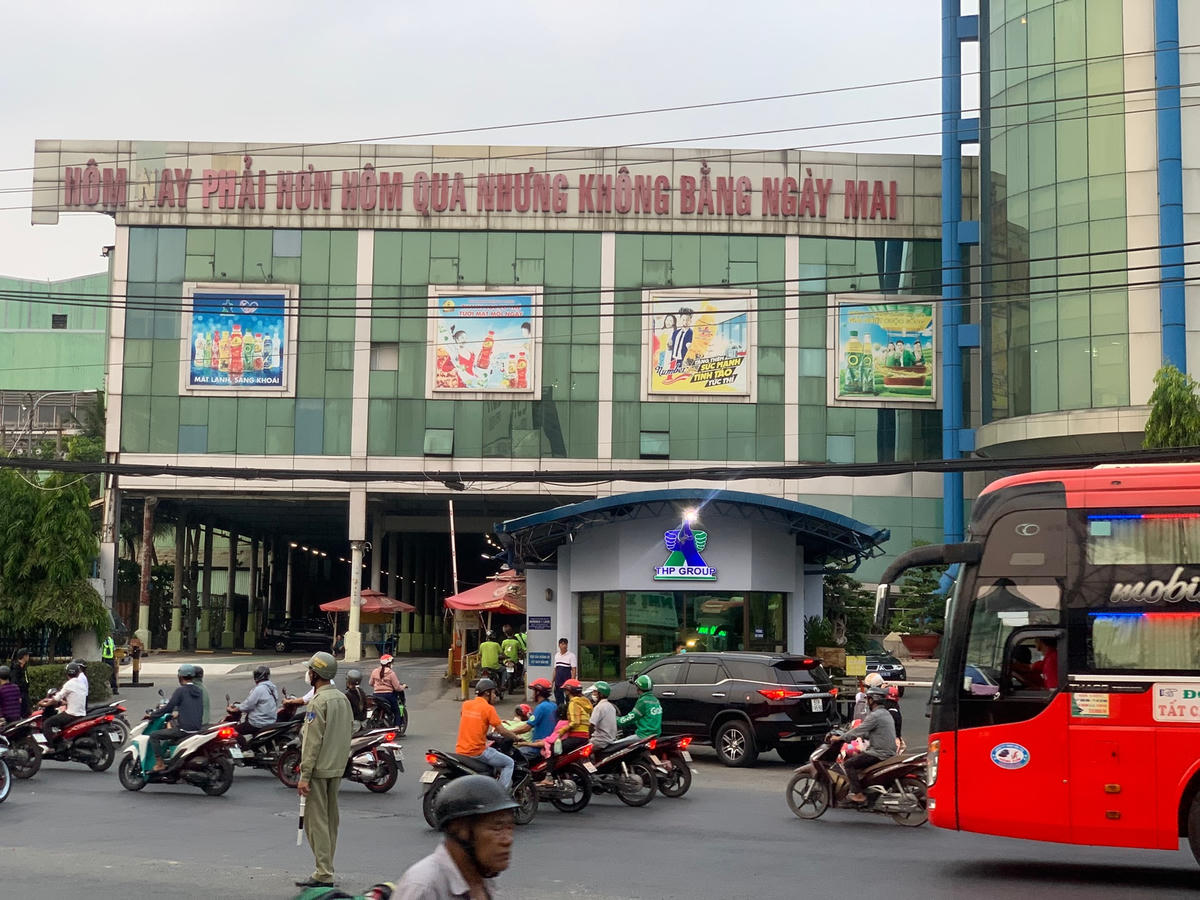 Ngoài các lực lượng CSGT,CSCĐ, Công an TP Thuận An cũng huy động thêm các lực lượng để phân luồng giao thông và đảm bảo an ninh trật tự khu vực phong tỏa. (Ảnh: K.D). 
