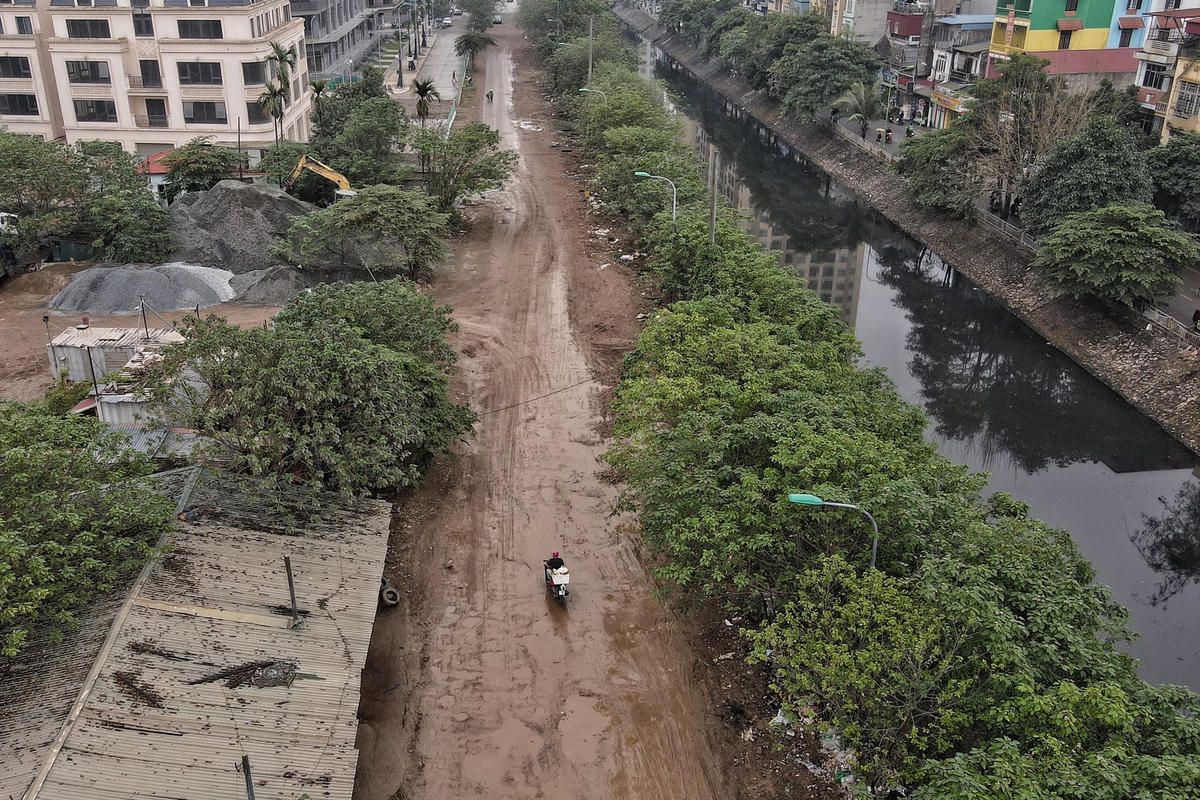 Đường Nguyễn Cảnh Dị, đoạn nối từ cầu Định Công vào khu đô thị mới Đại Kim (Định Công, Hoàng Mai, Hà Nội) nhiều năm nay đã trở thành nỗi ám ảnh của người dân sinh sống quanh đây cũng như những người dân mỗi khi phải di chuyển qua đoạn đường này. Đặc biệt, vào những ngày mưa con đường dầy sình lầy, ổ voi, ổ gà gây mất ATGT.