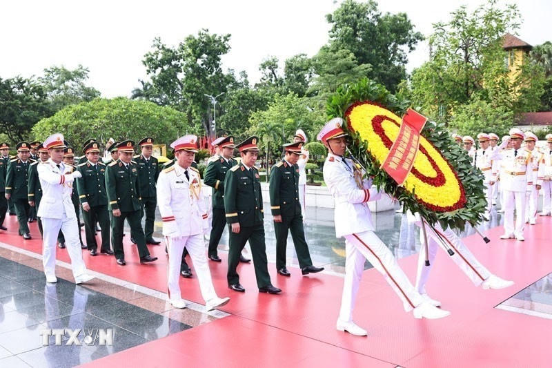 Đoàn đại biểu Quân ủy Trung ương và Bộ Quốc phòng đặt vòng hoa tưởng niệm các Anh hùng liệt sỹ. (Ảnh: Minh Đức/TTXVN)