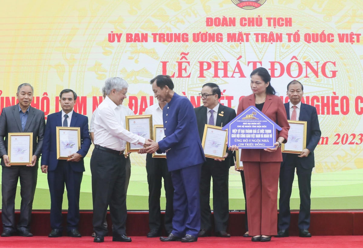 Bí thư Trung ương Đảng, Chủ tịch UBTƯ MTTQ Việt Nam Đỗ Văn Chiến trao Thư cảm ơn cho Hiệp sĩ Đại Thánh giá Lê Đức Thịnh. Ảnh: Quang Vinh. 