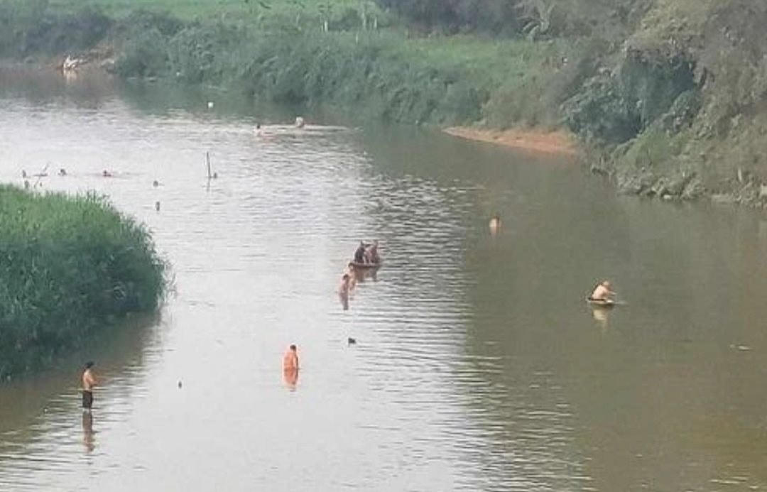 Lực lượng chức năng cùng người dân tìm kiếm thi thể 2 cháu bị đuối nước. Ảnh: Tuấn Trung.