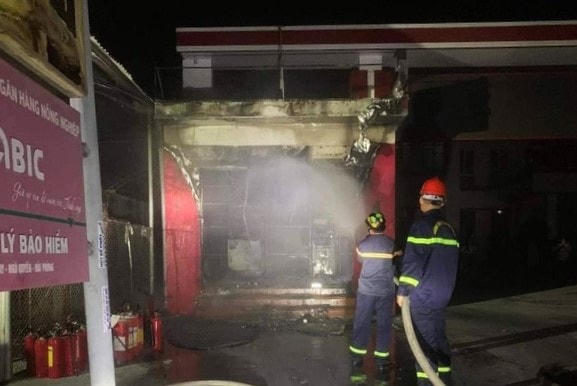 Cây ATM bị nghi phạm Duẩn phóng hoả đốt cháy.
