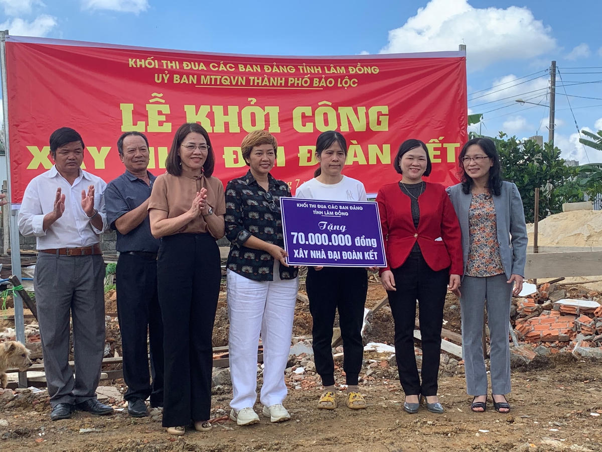 Đại diện Công ty TNHH The Tropicana trao tặng tiền để xây dựng nhà Đại đoàn kết.