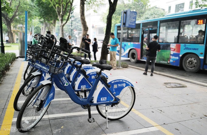 Một trạm cho thuê xe đạp điện gần Nhà hát Lớn, Hà Nội.
