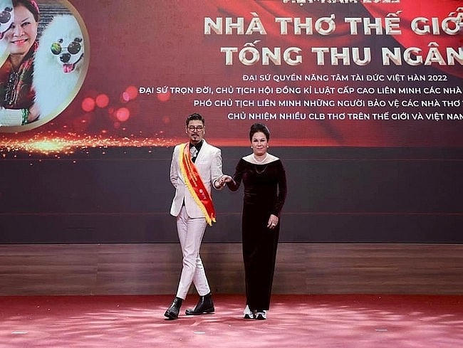 Loạt danh xưng gây xôn xao về bà Tống Thu Ngân tại sự kiện "Nhà thơ thế giới".