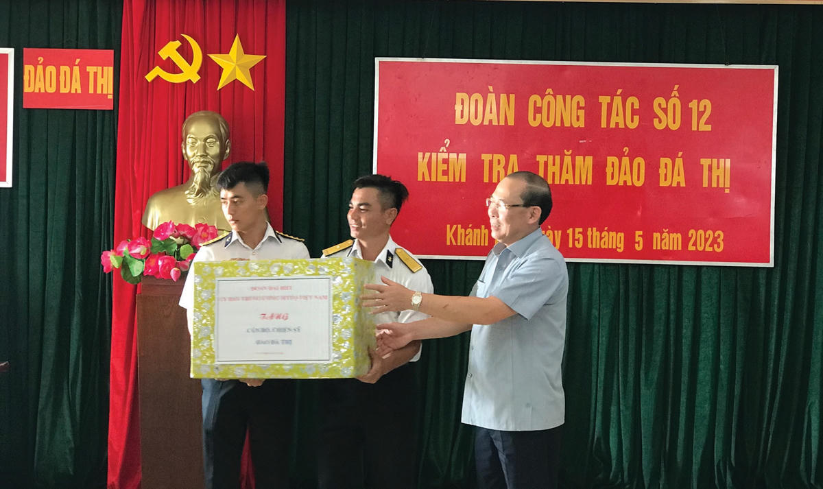 Phó Chủ tịch UBTƯ MTTQ Việt Nam Hoàng Công Thủy tặng quà cho cán bộ, chiến sĩ đảo Đá Thị.  
