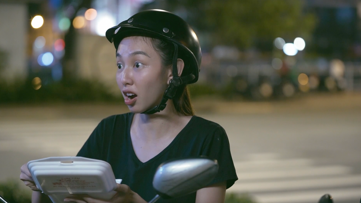 Hoa hậu Thùy Tiên thử sức bán hàng rong, chạy xe ôm giữa đường phố Sài Gòn. 
