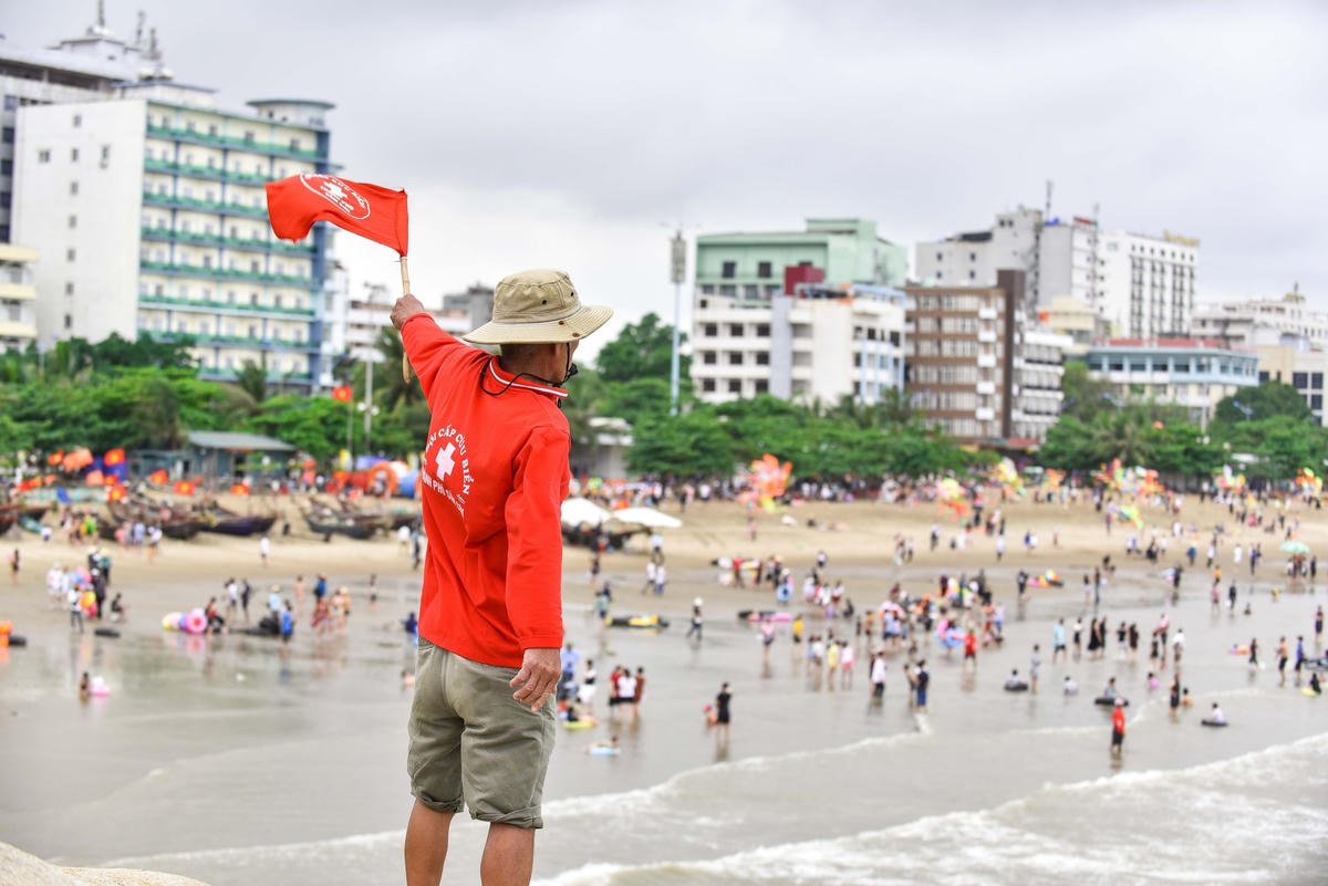 Để đảm bảo an toàn cho du khách, lực lượng cứu hộ, cứu nạn của TP Sầm Sơn đã bố trí hơn 20 trạm quan sát dọc bờ biển và liên tục nhắc nhở, dùng còi cảnh báo du khách không được bơi ra xa bờ khi tắm biển.  