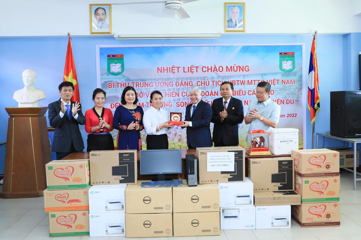 Bí thư Trung ương Đảng, Chủ tịch UBTƯ MTTQ Việt Nam Đỗ Văn Chiến tặng biểu trưng MTTQ Việt Nam cho Trường song ngữ Lào - Việt Nam Nguyễn Du. Ảnh: Quang Vinh.