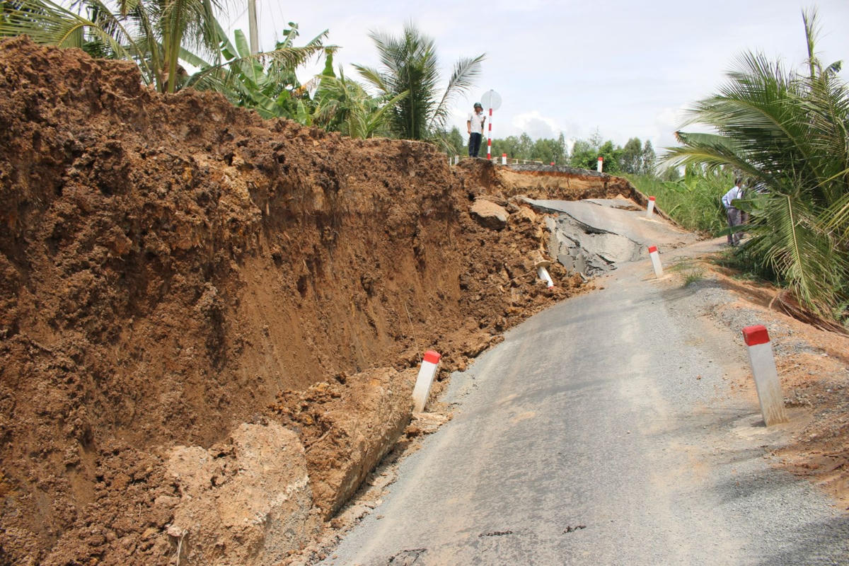 Khu vực bị sụt lún chuẩn bị được gia cố bằng cừ tràm.