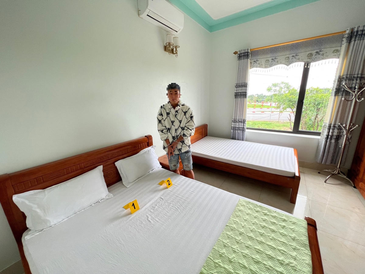Đối tượng H.V.Q thực nghiệm điều tra tại hiện trường. Ảnh: Công an tỉnh Quảng Ninh.