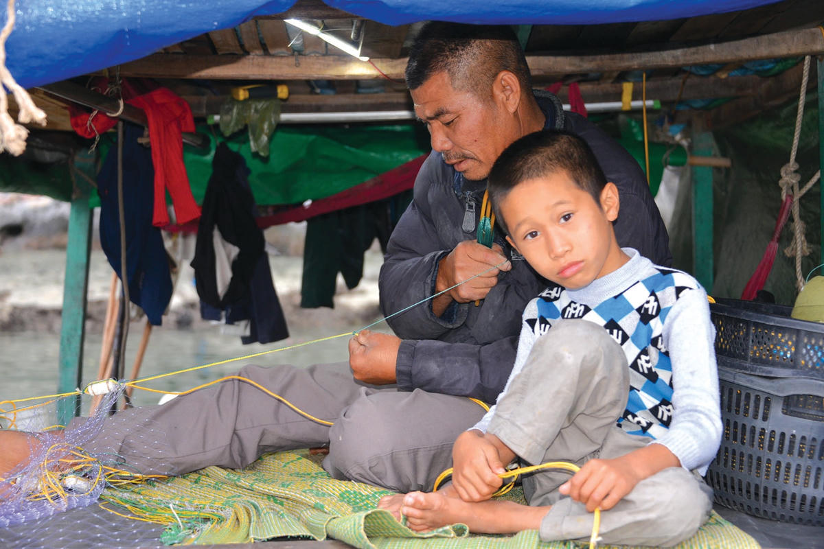 Lênh đênh xóm chài bên vịnh Hạ Long