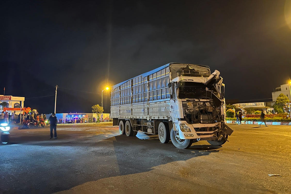 Xe tải bị hư hỏng phần đầu.