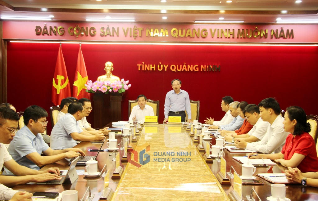 Ông Nguyễn Xuân Ký, Ủy viên Ban Chấp hành Trung ương Đảng, Bí thư Tỉnh ủy, Chủ tịch HĐND tỉnh, phát biểu tại hội nghị. Ảnh: QMG.