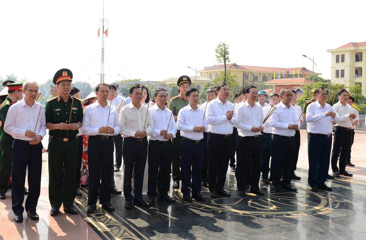 Chủ tịch nước Võ Văn Thưởng cùng các lãnh đạo ở địa phương dâng hương tại Tượng đài cố Tổng Bí thư Trường Chinh tại huyện Xuân Trường, tỉnh Nam Định. 