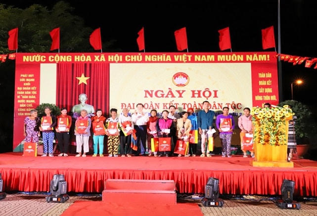 Phó Thủ tướng Chính phủ Lê Minh Khái đã tặng quà cho các gia đình chính sách khó khăn tại Ngày hội.