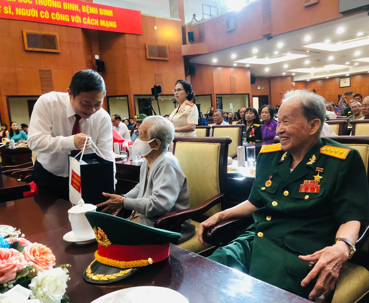 Ông Dương Anh Đức, Phó Chủ tịch UBND TP HCM tặng quà cho đại biểu người có công tại Hội nghị.