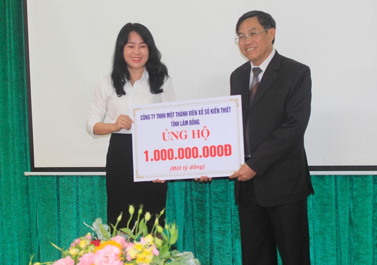 Công ty Xổ số Kiến thiết Lâm Đồng ủng hộ Quỹ Vì người nghèo tỉnh Lâm Đồng.