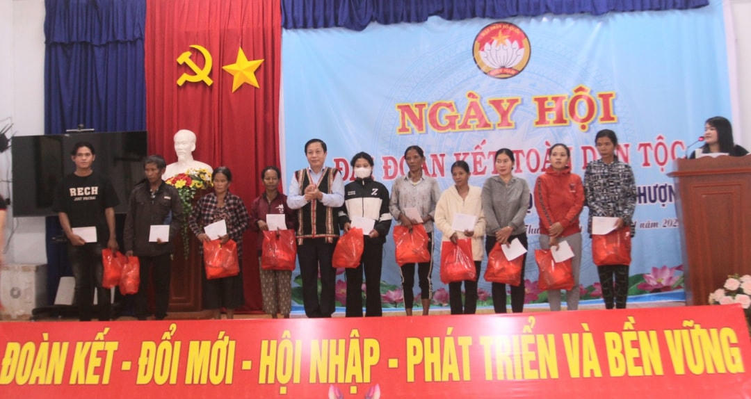 Ông Hà Quốc Trị, Phó Bí thư Tỉnh ủy, Trưởng đoàn  Đại biểu Quốc hội tỉnh Khánh Hòa tặng quà cho các hộ đồng bào nghèo tại ngày hội.
