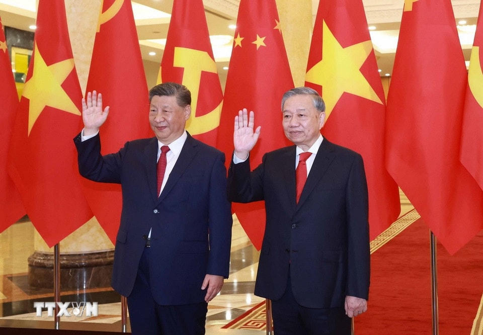 Tổng Bí thư Tô Lâm và Tổng Bí thư, Chủ tịch nước Trung Quốc Tập Cận Bình chụp ảnh chung. (Ảnh: Thống Nhất/TTXVN)