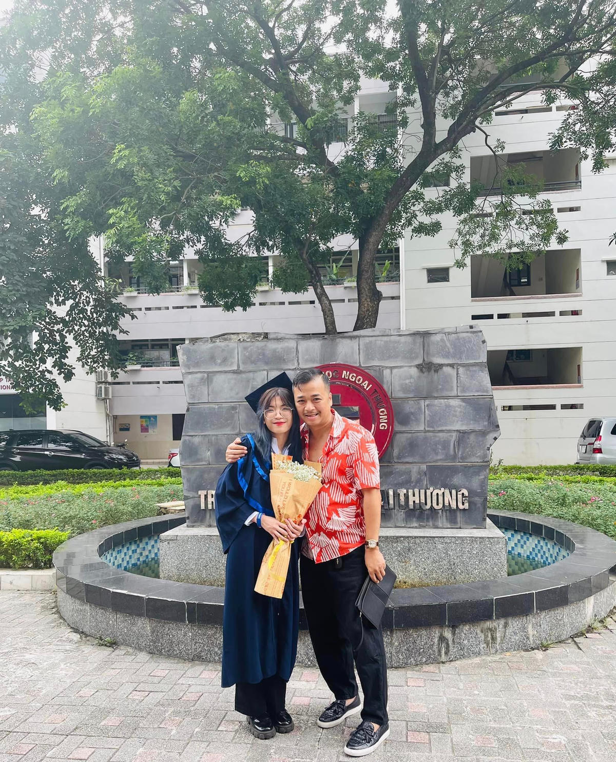 NSƯT Phùng Tiến Minh bên con gái Phùng Ngọc Ái Hương. Ảnh: FBNV. 