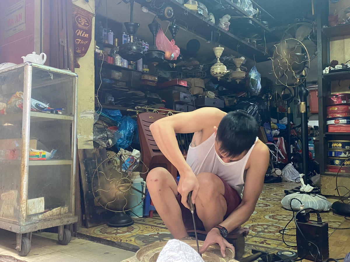 Việc sửa chữa, phục chế quạt đòi hỏi người thợ phải cẩn thận, khéo léo.