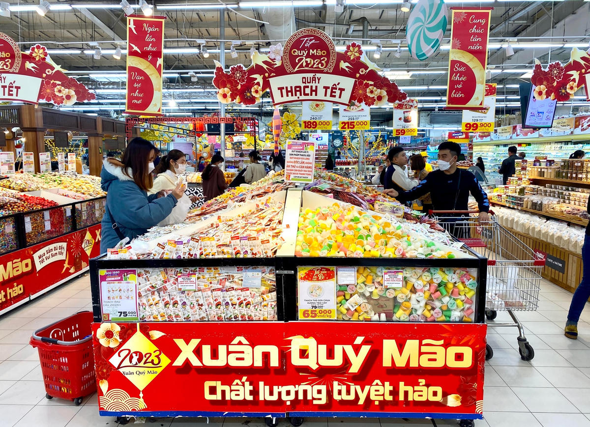 Hàng Việt chiếm tỷ lệ lớn trên các kệ siêu thị phục vụ thị trường Tết. Ảnh: Ngọc Hà.