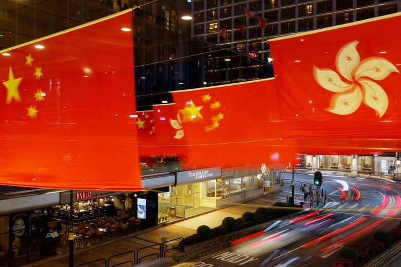 Sắc màu rực rỡ bên ngoài một trung tâm thương mại. Ảnh: Reuters.