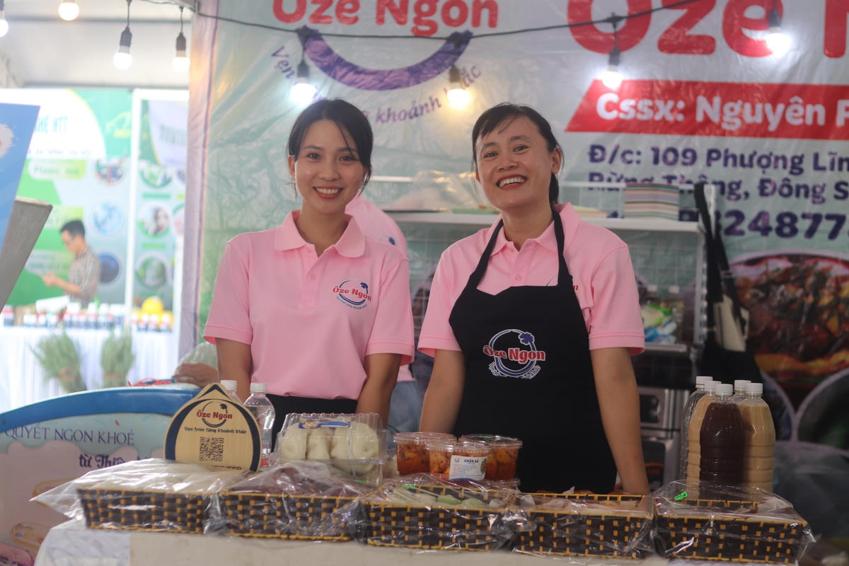 Người dân và chủ cửa hàng nông sản, HTX, doanh nghiệp mong chờ hoạt động trưng bày sẽ đem lại hiệu ứng tích cực trong việc tiêu thụ nông sản. Ảnh: Đình Minh