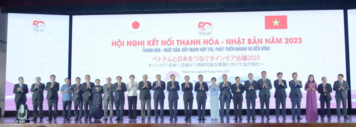 Các đại biểu chụp hình lưu niệm tại hội nghị.