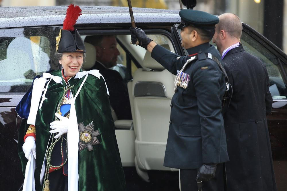 Công chúa Anne đến Tu viện Westminster để dự lễ đăng quang của anh trai, Vua Charles III.  
