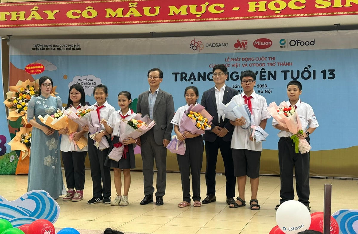 Ban tổ chức tặng hoa chúc mừng 6 thí sinh xuất sắc của Trường THCS Phú Diễn được chọn thi Ứng xử trên sân khấu.