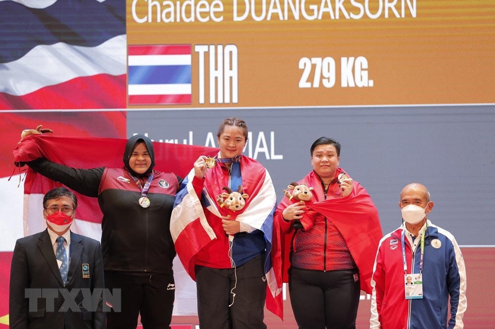 Các VĐV nhận huy chương hạng cân trên 71 kg nữ: Duangaksorn Chaidee (Thái Lan, HCV), Akmal Nurul (Indonesia, HCB), VĐV Nguyễn Thị Kim Vân (Việt Nam, HCĐ). (Ảnh: TTXVN).