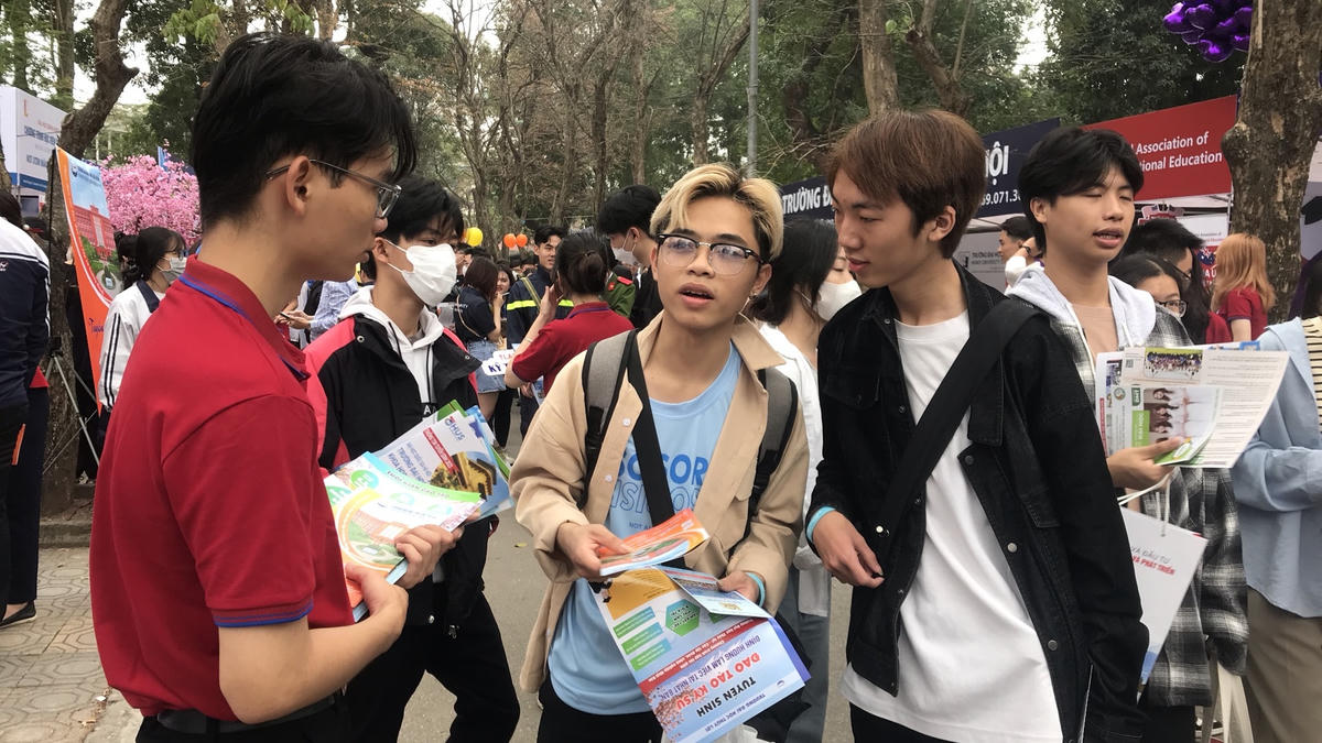 Thí sinh tìm hiểu thông tin tuyển sinh của trường đại học.